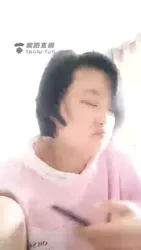 女奴偷偷地在舔女主人的脚脚