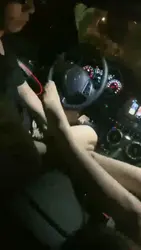 车上吃草莓跟西柚 快来看腿