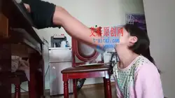 妹妹在家命令我跪在地上给她舔脚