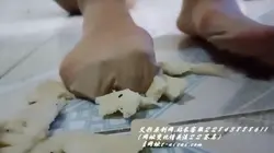 长裙肉丝踩食物 脚喂食