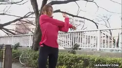 一位性感的亚洲美女，她的修剪整齐的阴部被熟练地用玩具和手指爱抚