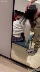 騷屄jk女友跪地上吃鸡吧狠狠尻她的大黑屄