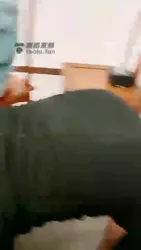 饭店桌下偷吃的小贱狗