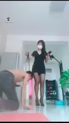 惩罚做错事的圈养奴