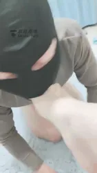 继续跪舔伺候