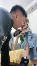 快递小哥变成舔脚的狗