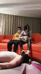 情侣S调教马桶