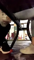 室外吃饭 脚下视角