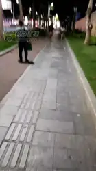 给路人JK美女爬行钻胯