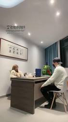 面试不成功 却沦为女老板脚下的一条狗