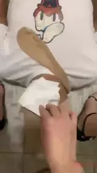 踩着狗奴上厕所 真高贵呀