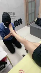 虐待瘦弱狗
