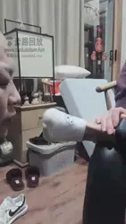 拧耳朵 闻臭脚 舔脚趾缝