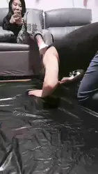 乖儿子给妈妈按摩足疗来了