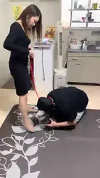 鞋底没舔好 鞭打惩罚