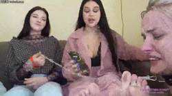 给美女网红和两位女主一起舔脏脚