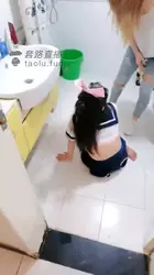 母狗偷吻女主人的内内 被扇耳光