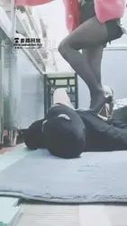 折磨贱狗 踩肚子 踹后背 舔鞋