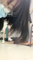 与精神小妹 群女持续踩踏