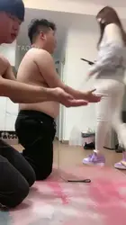 首次双胞胎主鞭打 暴力踢裆