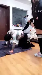 暴力学姐欺辱懦弱老师