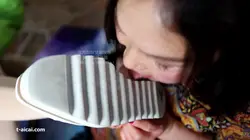 50岁老母狗惨遭年轻嫩模凌辱脚虐 同好共享