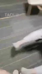 鞭打 清理鞋底 踢打