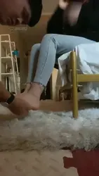 冰瞳 牛仔裤玩狗奴舔脚脚