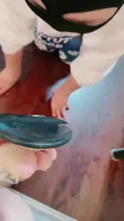 脚奴来清理女主人的鞋底