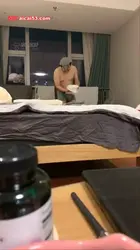 严厉监督家奴做家务稍不如意就教训