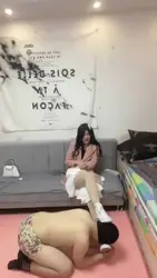 来看看狗儿子小白鞋棉袜调教舔脚