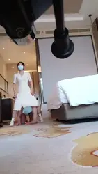 漂亮女孩脚下的狗