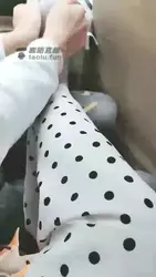汽车上脚放陌生小哥哥腿上