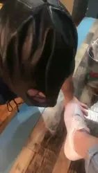 继续调教千里迢迢来的贱货 小白鞋调教 清理鞋底 鞭打全体重踩踏