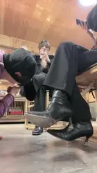 男奴充当女主人的鞋底泥巴清理器
