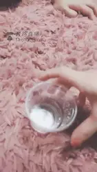 主人喂狗狗口水
