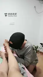 高清 走了一天的汗脚需要清理一下