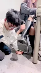 和闺蜜约会 男奴伺候打牌