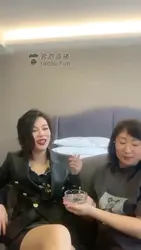 三婶再桌子下偷偷吃