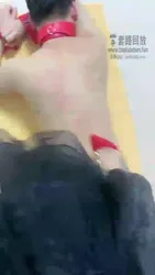 调教贱狗 用高跟鞋在它的后背上写字