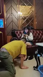 户外第一 成功舔到00后美女小月的美脚
