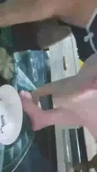 给男主舔脚 喂食踩碎的香蕉