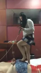 M要求用胶带束缚住