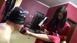玩具狗 耳光 鞋底脚抽