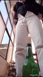 肥熟女用酒瓶自慰