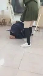 殴打在画室勾引闺蜜的渣男