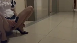 情妇在她家电梯前自摸然后去邻居家门口做爱