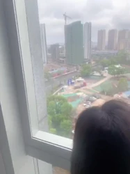 落地窗后入小骚货(被塔吊司机看到了)
