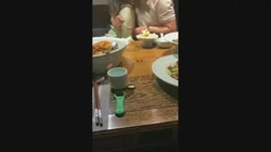 让媳妇穿着华伦天奴出来和单男吃饭 吃着就舌吻起来 太反差了