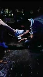 下雨天在户外调教狗奴